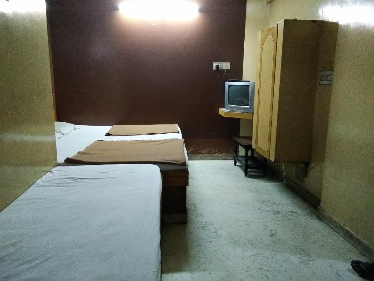 C.B Deluxe Lodge Bangalore Eksteriør bilde