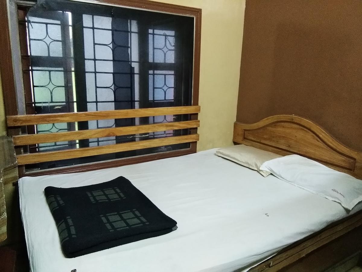 C.B Deluxe Lodge Bangalore Eksteriør bilde