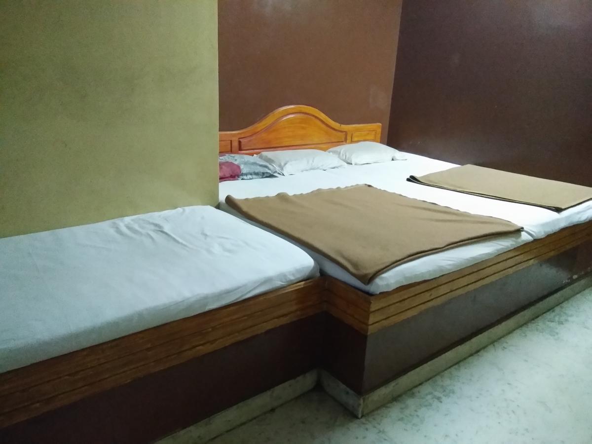 C.B Deluxe Lodge Bangalore Eksteriør bilde