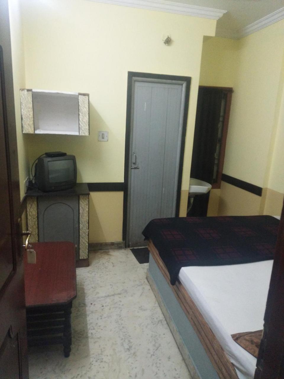 C.B Deluxe Lodge Bangalore Eksteriør bilde