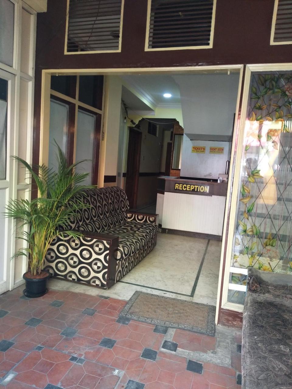 C.B Deluxe Lodge Bangalore Eksteriør bilde