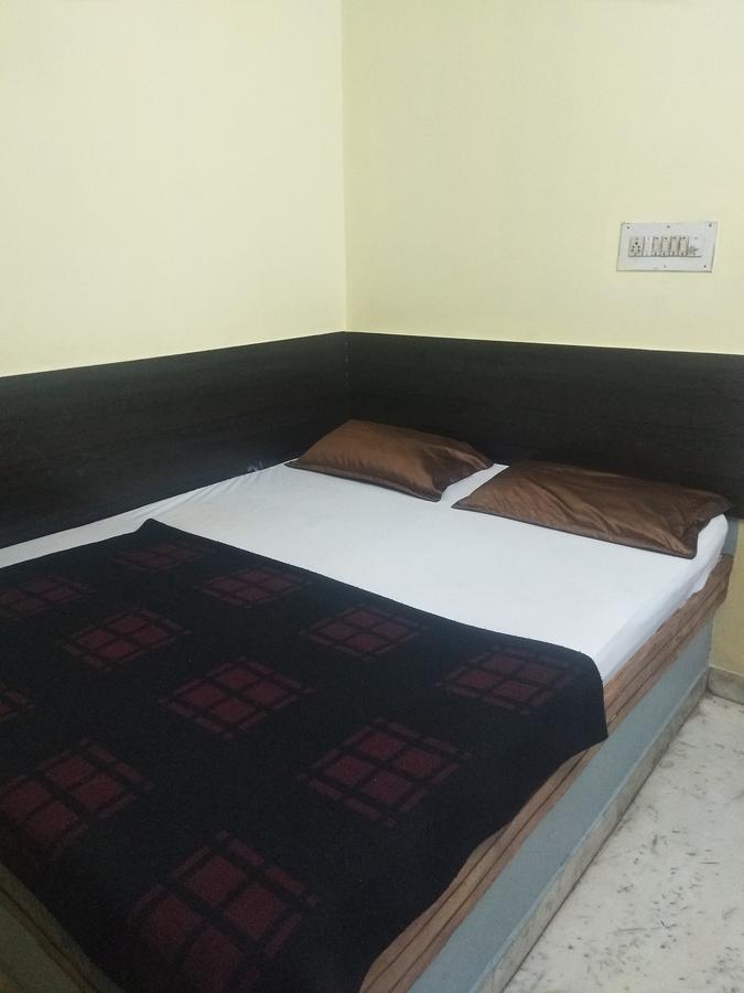 C.B Deluxe Lodge Bangalore Eksteriør bilde